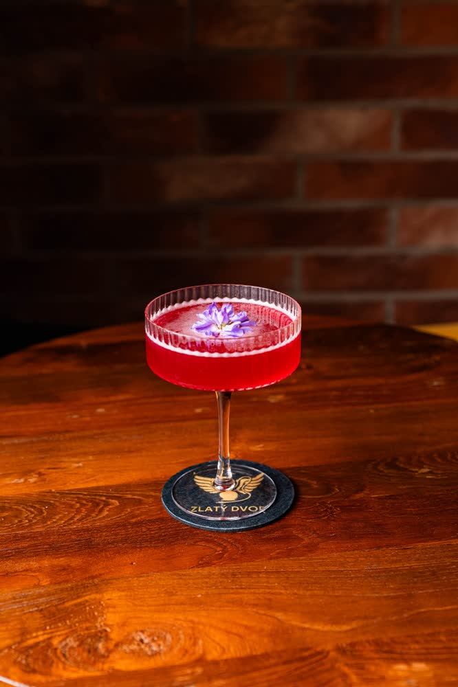 Servírovaný drink v bare Zlatý Dvor