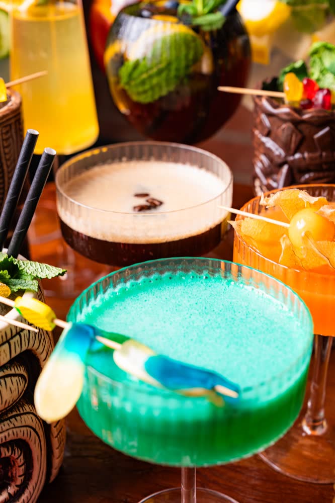 Pohľad na bar s pripravenými drinkami