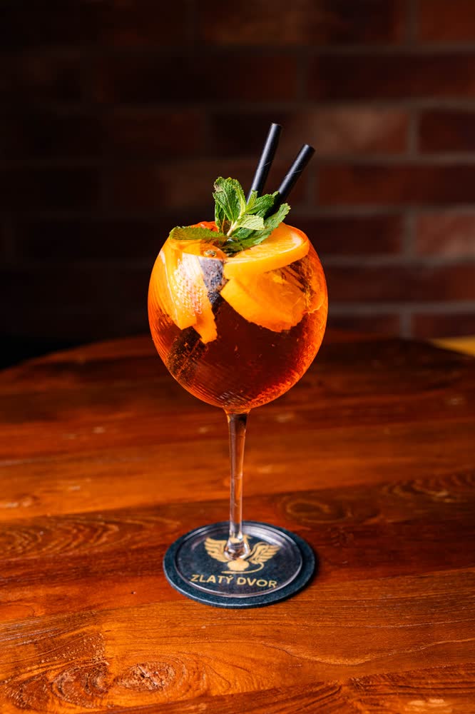 Koktail s citrusovou ozdobou